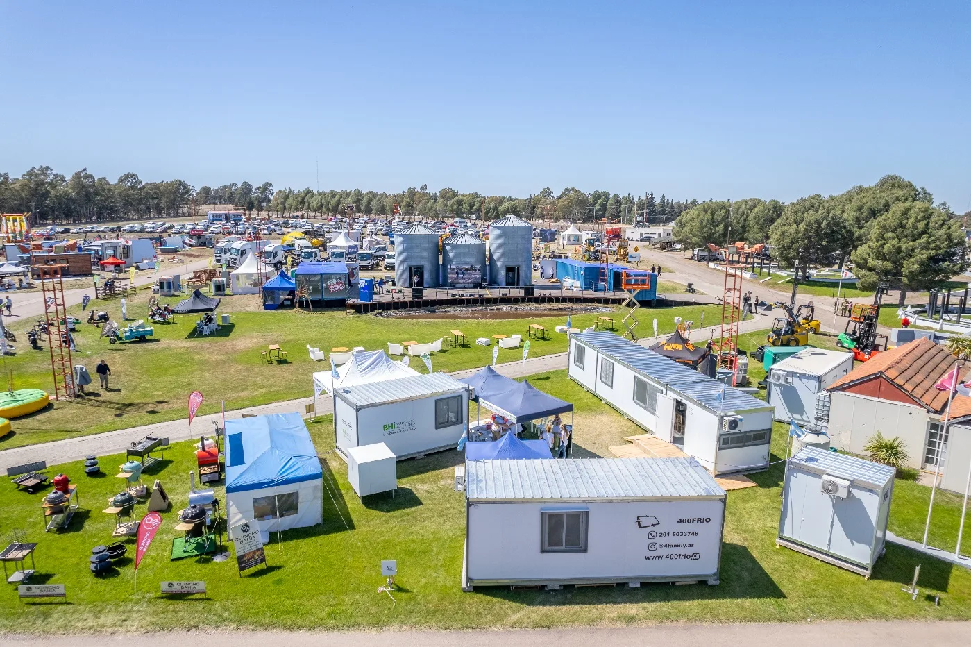 Módulos habitacionales 400FRIO exhibidos en una muestra